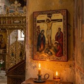 Icoană Răstignirea Domnului cu simbolurile biruinței șarpele și cocoșul